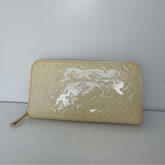 Louis Vuitton Accessories - Authentic Louis Vuitton Zippy leather wallet 🔥 DEAL